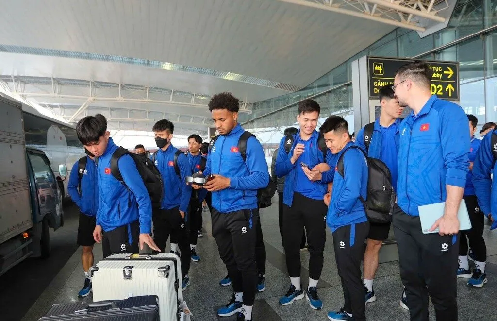 Tuyển Việt Nam đặt chân tới Thái Lan trưa 03/01/2025 - Xuân Son được báo chí săn đón 1 Tuyển Việt Nam đặt chân tới Thái Lan trưa 03/01/2025 - Xuân Son được báo chí săn đón