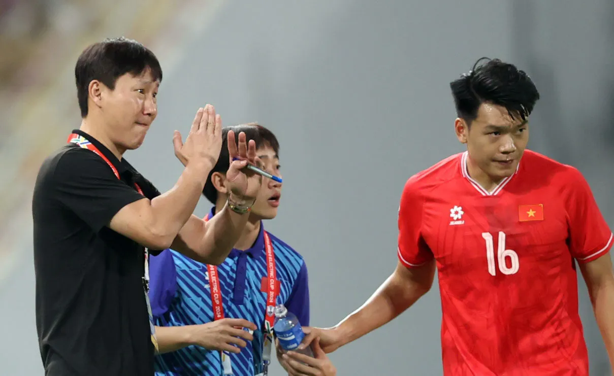 Vì sao HLV Kim Sang-sik được chọn dẫn dắt ĐT Việt Nam, mục tiêu 2025 là gì? 1 Vì sao VFF chọn Kim Sang-sik làm thuyền trưởng ĐT Việt Nam?