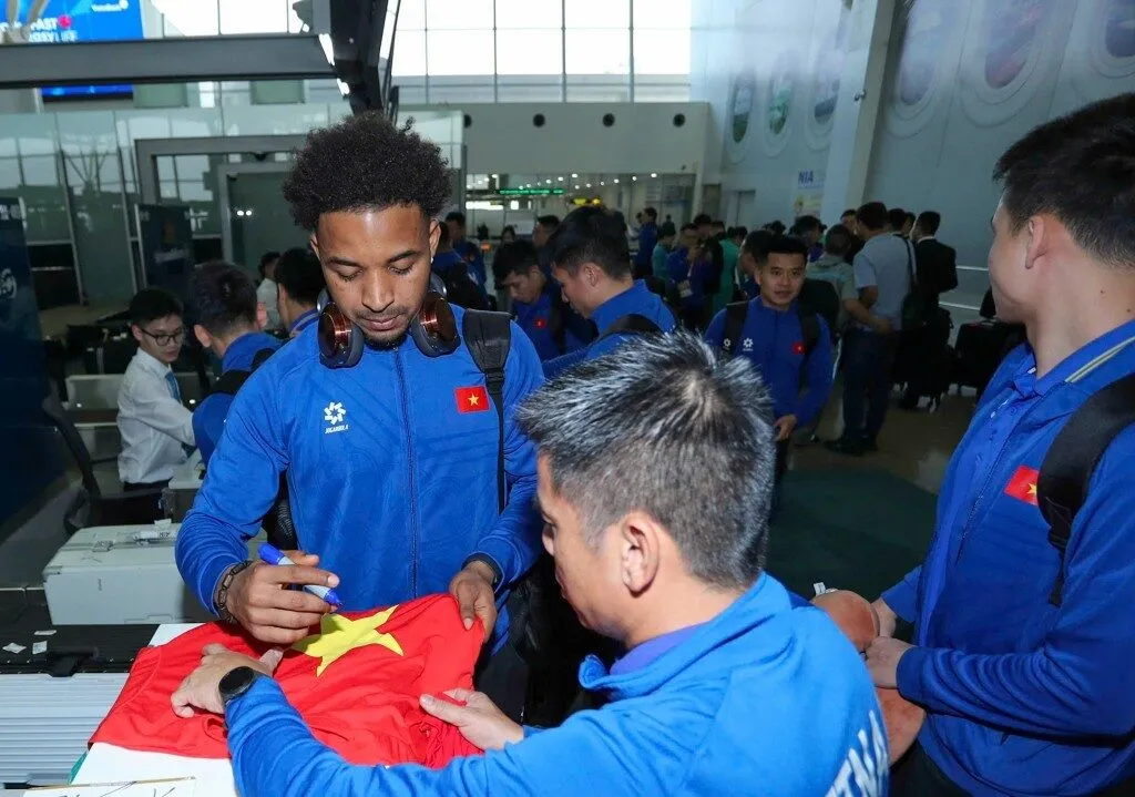 Tuyển Việt Nam đặt chân tới Thái Lan trưa 03/01/2025 - Xuân Son được báo chí săn đón 2 Tình hình cả đội